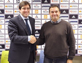 Reynaldo Benito  con Javier Royo tras la firma del acuerdo.<br />Fotografía: CB Juventud Utebo