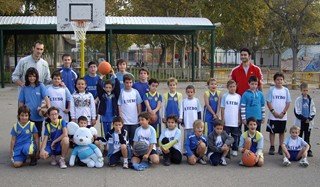 Los dos equipos a la finalización del encuentro.<br />Fotografía: CB Juventud Utebo