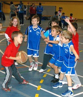 Imagen del Torneo con las escuelas sobre la Pista.<br />Fotografía: CB Juventud Utebo