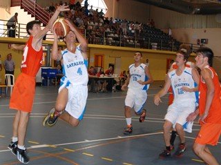 Gran juego el desplegado por las selecciones Cadete de Valencia y Cataluña.<br />Fotografía: CB Juventud Utebo