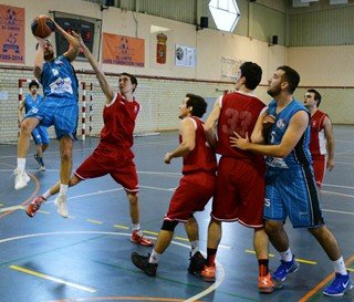 Espectacular entrada de Francisco Salazar (QUIMICAMP) ante ST. Venecia.<br />Fotografía: CB OCTAVUS